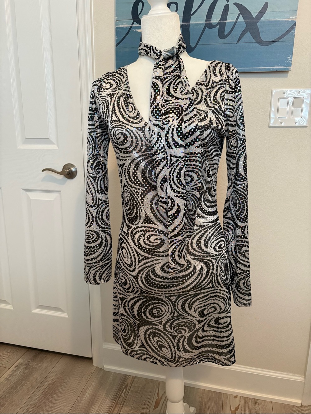 Black & White Swirl 70’s Long Sleeve Dress with matching scarf for neck or hair.